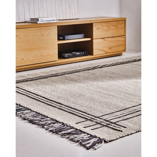 TV galdiņš ar ozolkoka imitāciju dabīgā tonī 150x44 cm Abilen – Kave Home-image-1