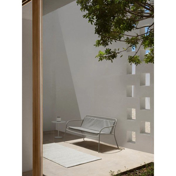 Gaiši pelēks metāla dārza sols Yua Wire – Blomus-image-1