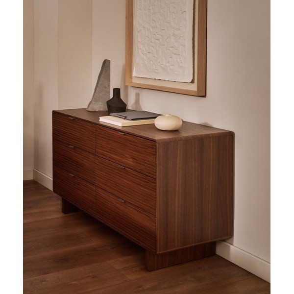 Tumša dabīga toņa kumode ar riekstkoka imitāciju 120x75x50 cm Norlen – Kave Home-image-3