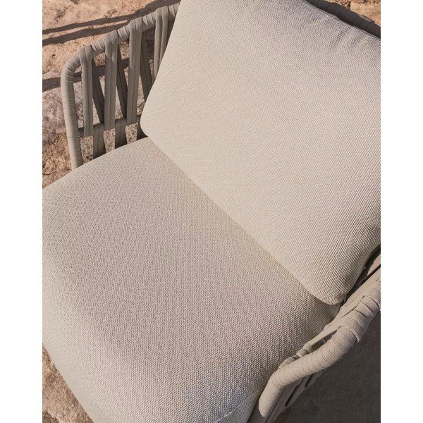 Krēmkrāsas/pelēkbrūns polsterēts dārza atpūtas krēsls Osani – Kave Home-image-2