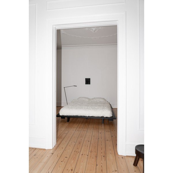 Melna divguļamā gulta no priedes koka ar režģi 180x200 cm Japan - Karup Design-image-4