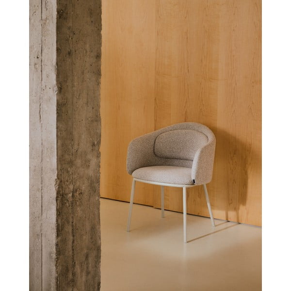 Pelēkbēšs polsterēts ēdamistabas krēsls ar roku balstiem Minda – Kave Home-image-1