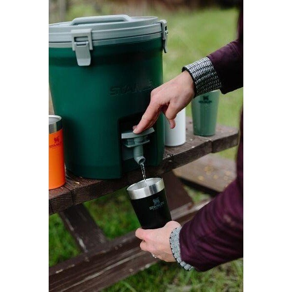 Dzērienu dozators 7,5 l Fast-Flow Water Jug Black 2.0 – Stanley-image-1