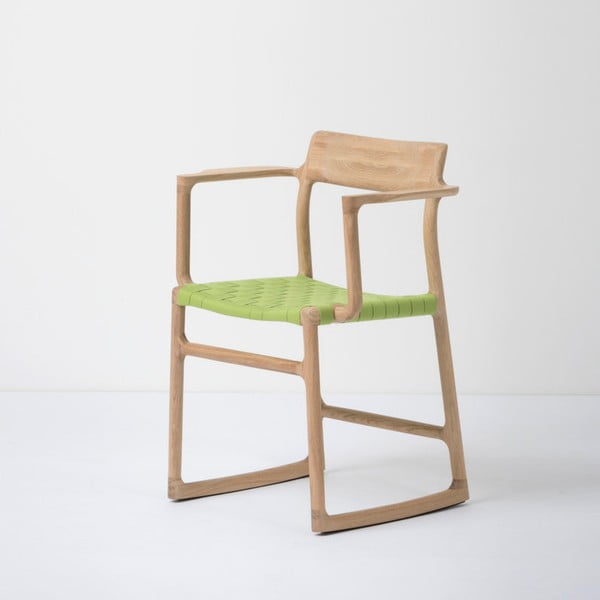 Ēdamistabas krēsls no ozolkoka masīvkoka ar roku balstiem un zaļu sēdekli Gazzda Fawn