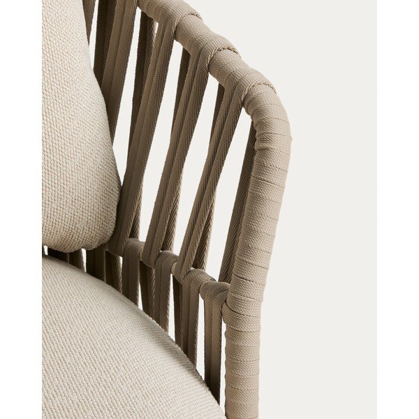 Krēmkrāsas/pelēkbrūns polsterēts dārza atpūtas krēsls Osani – Kave Home-image-1