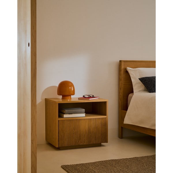 Dabīga toņa naktsskapītis ar ozolkoka imitāciju Helvine – Kave Home-image-1