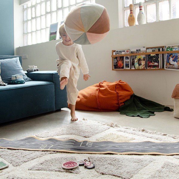 Bērnu spilvens Ball – Lorena Canals-image-4