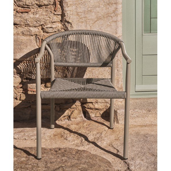 Pelēkbrūns rotangpalmas dārza krēsls Livadia – Kave Home-image-1