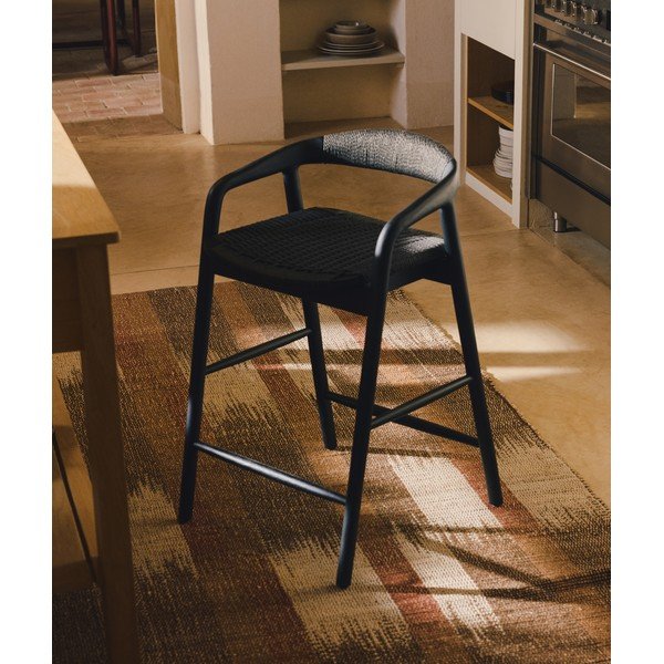 Melns ozola masīvkoka bāra krēsls ar roku balstiem (sēdekļa augstums 65 cm) Derile – Kave Home-image-1