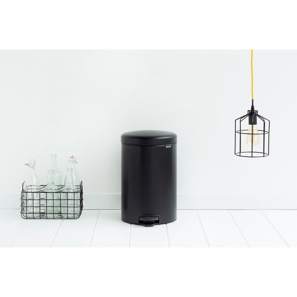 Matēti melna tērauda atkritumu tvertne ar pedāli 20 l NewIcon – Brabantia-image-3