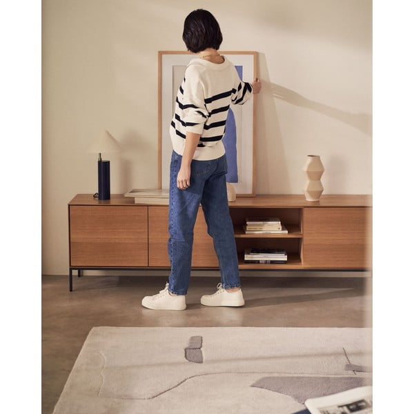 Dabīga toņa TV galdiņš ar riekstkoka imitāciju 195x55 cm Vedrana – Kave Home-image-1