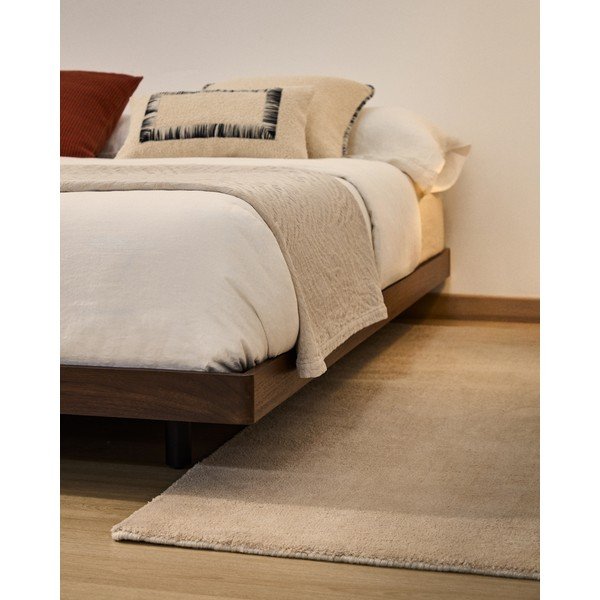 Brūna bērza masīvkoka divvietīga gulta bez galvgaļa ar redelēm 180x200 cm Norlen – Kave Home-image-1