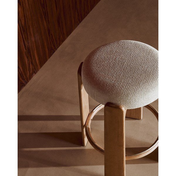 Bēša/gaiša dabīga toņa oša masīvkoka bāra taburete (sēdekļa augstums 65 cm) Granite – Kave Home-image-3