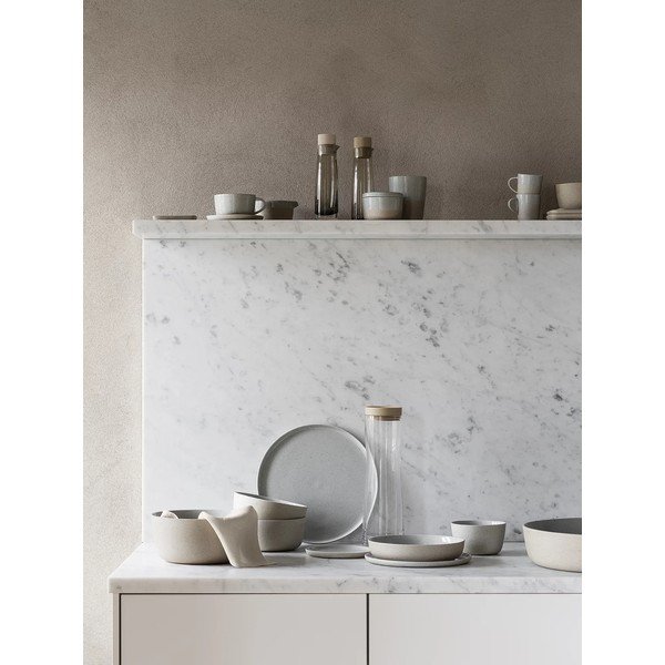 Gaiši pelēks servēšanas keramikas šķīvis Sablo L – Blomus-image-4