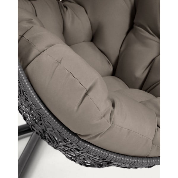 Tumši pelēks mākslīgās rotangpalmas dārza piekaramais krēsls Florina – Kave Home-image-3