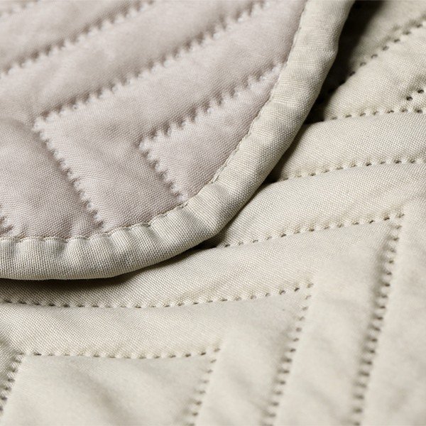 Krēmkrāsas mikrošķiedras stepēts gultas pārklājs 220x240 cm Softa – Restilo-image-4