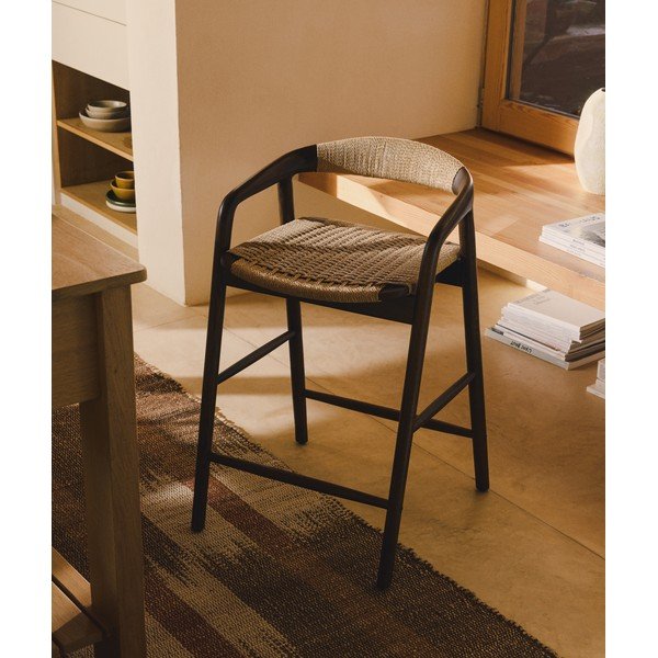 Brūns ozola masīvkoka bāra krēsls ar roku balstiem (sēdekļa augstums 65 cm) Derile – Kave Home-image-1