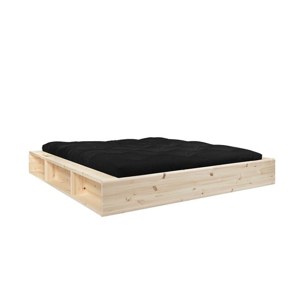 Masīvkoka divguļamā gulta ar glabāšanas vietu un melnu futonu Comfort Karup Design Ziggy, 160 x 200 cm