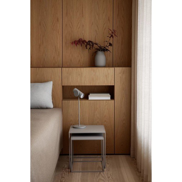 Pelēka LED galda lampa ar regulējamu spilgtumu (augstums 44 cm) Stage – Blomus-image-4