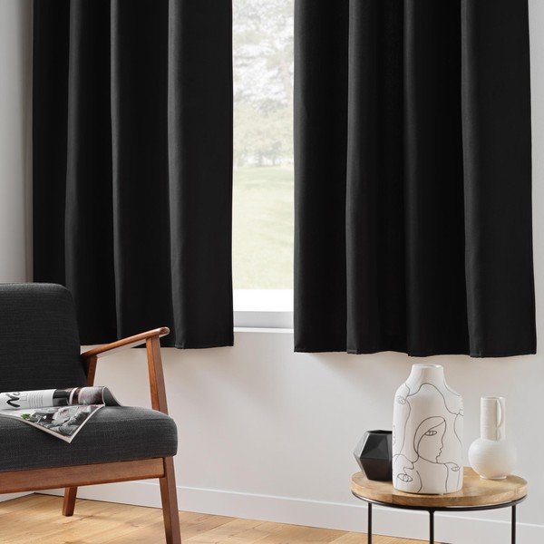 Melns mikrošķiedras siltumizolējošs/daļēji gaismu necaurlaidīgs aizkars 135x180 cm Micropolar – douceur d'intérieur-image-1