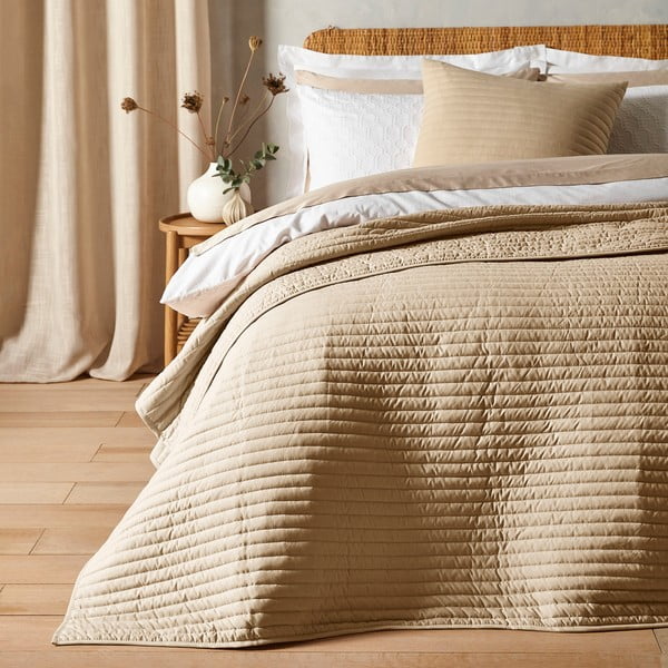 Bēšs stepēts gultas pārklājs divvietīgai gultai 220x230 cm – Bianca