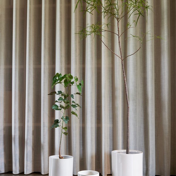 Akmensmasas ar rokām radīts puķu poda apvalks ø 21,5 cm Nami – OYOY Living Design-image-3
