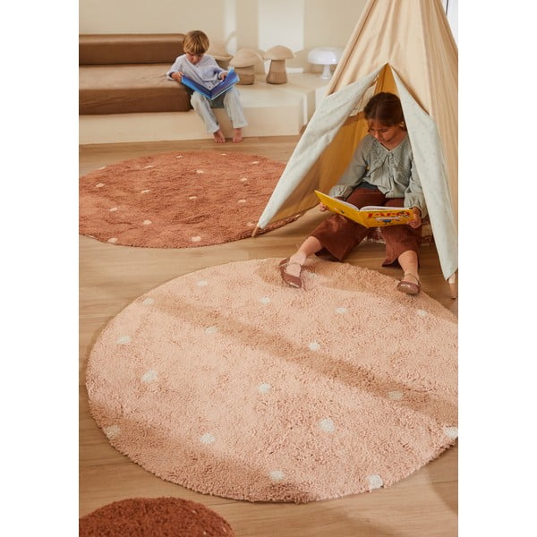 Gaiši rozā mazgājams/ar rokām darināts kokvilnas bērnu paklājs ø140 cm Round Dot Rose – Lorena Canals-image-3