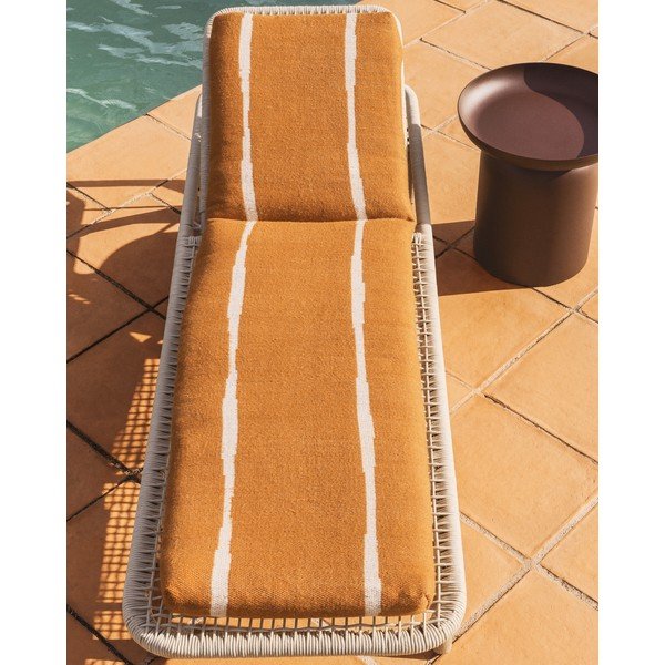 Oranžs dārza sēdekļa spilvens zviļņiem 50x175 cm Daila – Kave Home-image-1