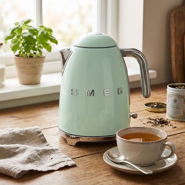 Gaiši zaļa elektriskā tējkanna 1,7 l 50's Retro Style – SMEG-image-1