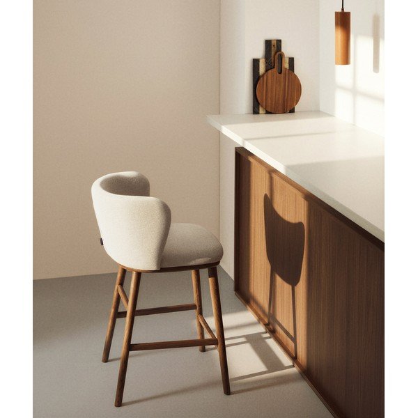 Bēšs polsterēts bāra krēsls (sēdekļa augstums 65 cm) Ciselia – Kave Home-image-1