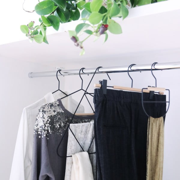 2 melnu apģērbu pakaramo komplekts ar koka detaļu Compactor Frosted-image-4