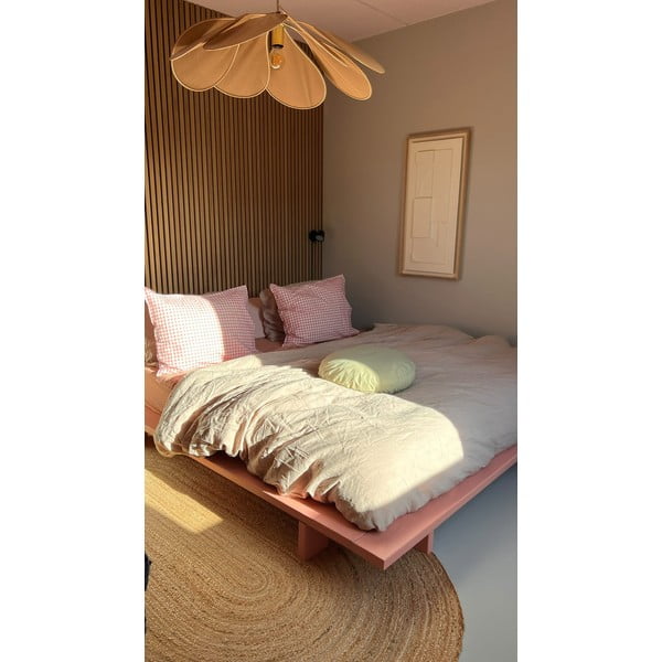 Gaiši rozā priedes masīvkoka divvietīga gulta ar režģi 140x200 cm Japan – Karup Design-image-1