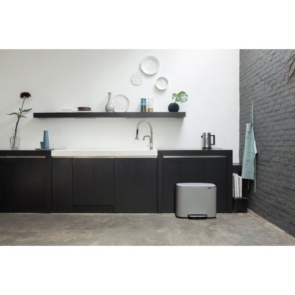 Gaiši pelēka atkritumu šķirošanas tērauda tvertne ar pedāli 34 l Bo – Brabantia-image-1