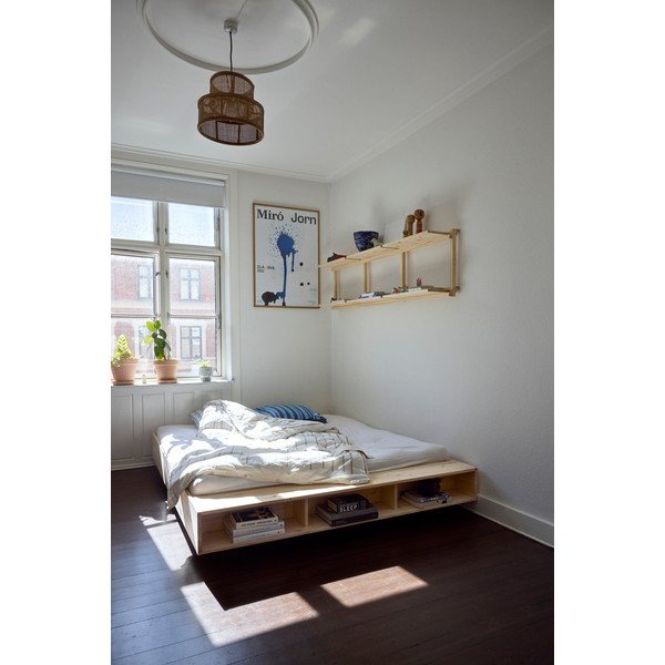 Dabīga toņa priedes masīvkoka divvietīga gulta ar redelēm 160x200 cm Merge – Karup Design-image-1