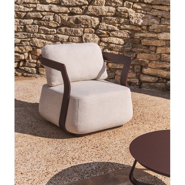 Brūns/krēmkrāsas polsterēts dārza atpūtas krēsls Tamaris – Kave Home-image-1