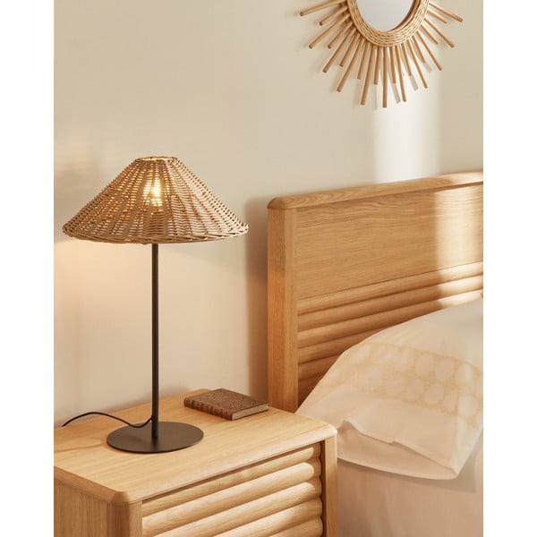 Melna/dabīga toņa galda lampa ar rotangpalmas abažūru (augstums 50 cm) Urania – Kave Home-image-1