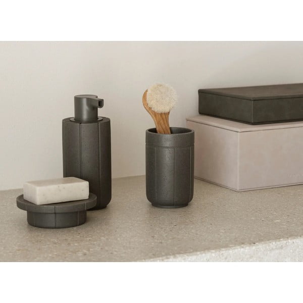 Pelēks polirezīna ziepju trauks Kua – Blomus-image-1