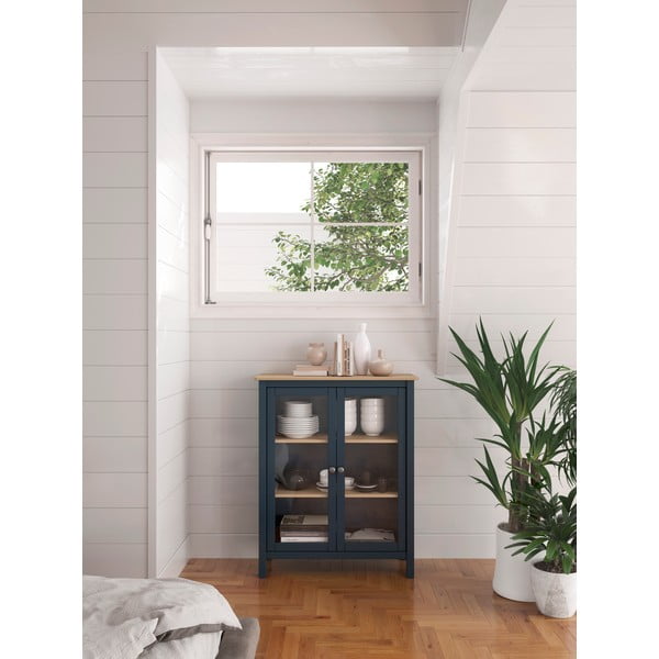 Tumši zila/dabīga toņa priedes vitrīna 90x110 cm Misti – Marckeric-image-1