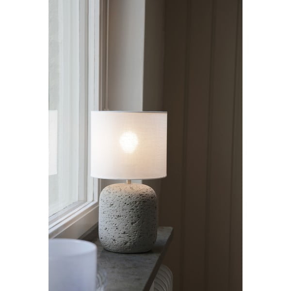 Pelēka galda lampa ar auduma abažūru (augstums 33 cm) Montagna – Markslöjd-image-1
