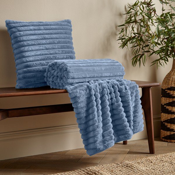 Mikroplīša dekoratīvais spilvens 45x45 cm Cosy Ribbed – Catherine Lansfield-image-3