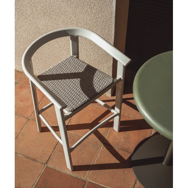 Krēmkrāsas masīvkoka dārza bāra krēsls Erice – Kave Home-image-1