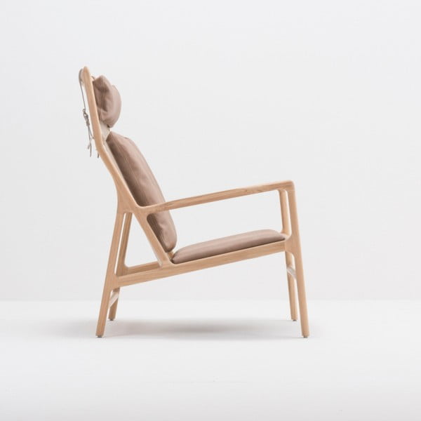Krēsls ar masīvkoka konstrukciju un brūnu bifeļu ādas sēdekli Gazzda Dedo