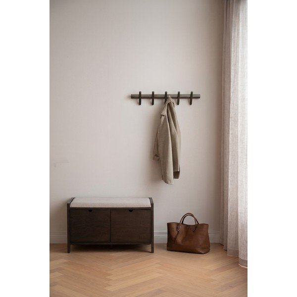 Tumša dabīga toņa ozola masīvkoka apavu plaukts ar soliņu 80x47x41 cm Hillmond – Rowico-image-1