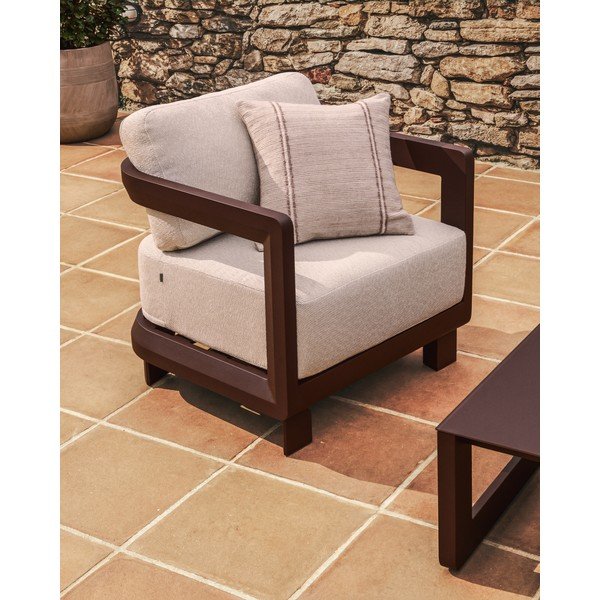 Brūns/krēmkrāsas polsterēts dārza atpūtas krēsls Nerano – Kave Home-image-1
