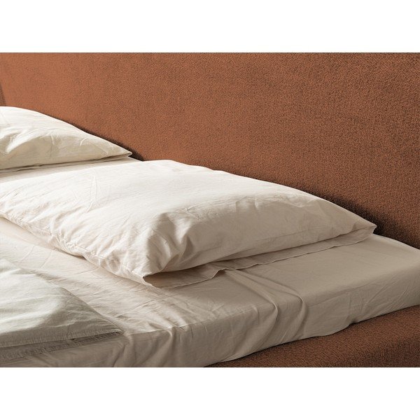 Terakotas oranža polsterēta divvietīga gulta ar redelēm 140x200 cm Makana – Makamii-image-3