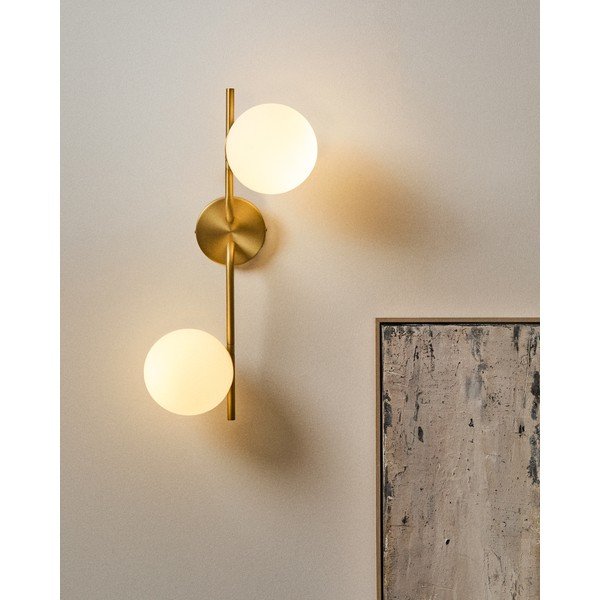 Balta/zelta krāsas sienas lampa Brisia – Kave Home-image-1