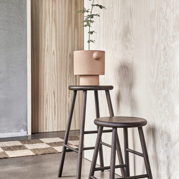 Tumša dabīga toņa oša masīvkoka bāra taburete (sēdekļa augstums 65 cm) Moto – OYOY Living Design-image-2