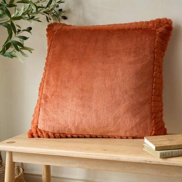 Mikroplīša dekoratīvais spilvens 55x55 cm Velvet and Faux Fur – Catherine Lansfield-image-1