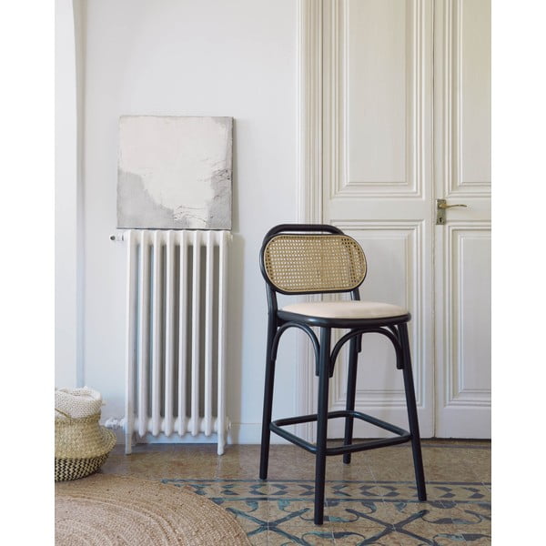 Melns gobas masīvkoka bāra krēsls (sēdekļa augstums 65 cm) Doriane – Kave Home-image-1