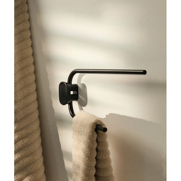 Melns nerūsējošā tērauda sienas dvieļu turētājs Arely – Kave Home-image-1